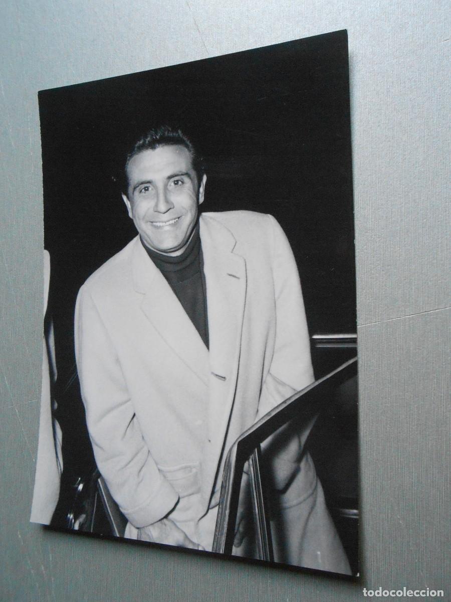 Fotos de cantantes: FOTO de - GILBERT BECAUD - de 10,5 x 15 cms.