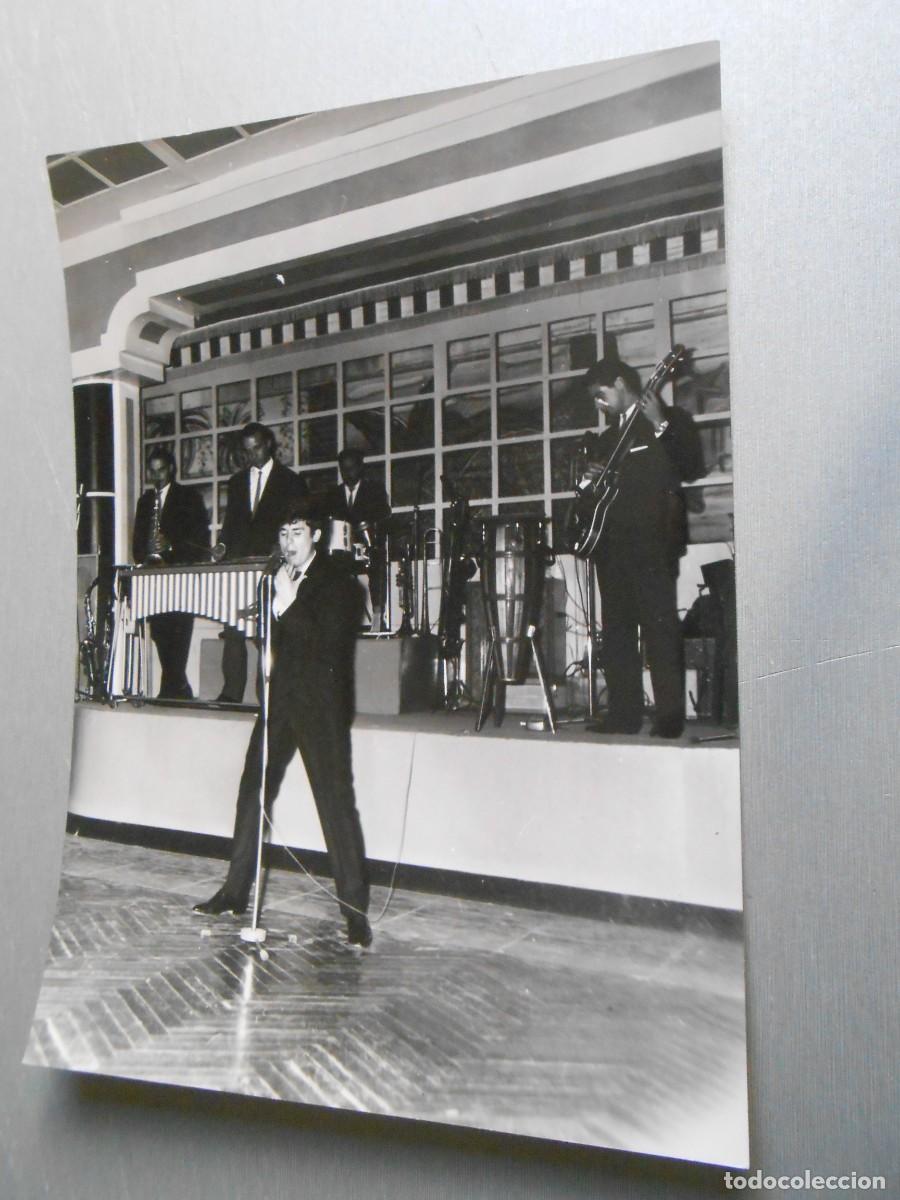 Photos de Chanteurs et Chanteuses: FOTO de - RAPHAEL - de 13 x 18 cms.