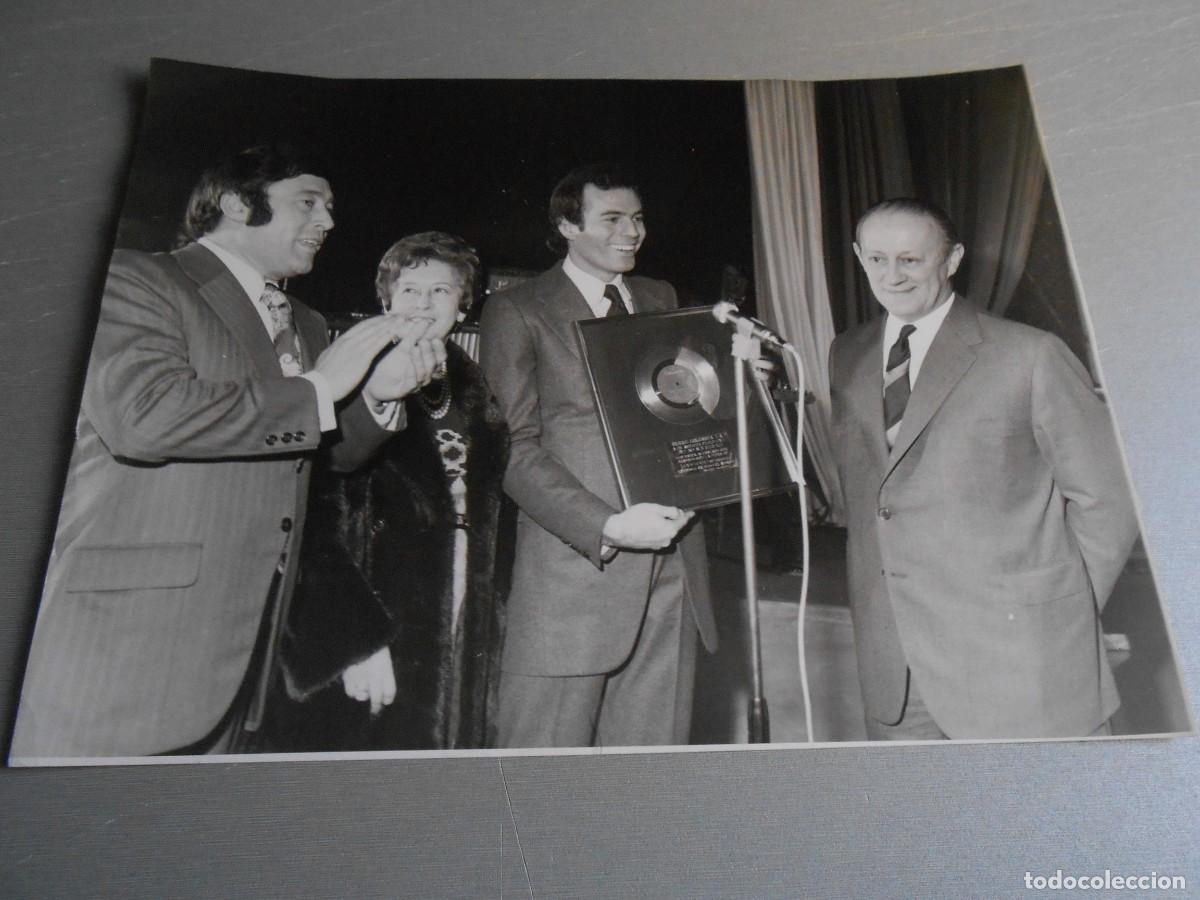 Photos de Chanteurs et Chanteuses: FOTO de - JULIO IGLESIAS - de 24 x 18 cms.