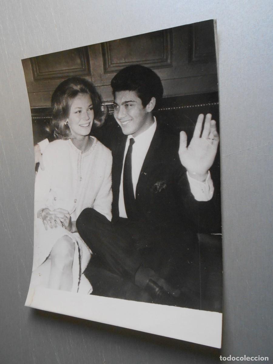 Fotos de cantantes: FOTO de - PAUL ANKA y LINDA CHRISTIAN - de 18 x 24 cms.