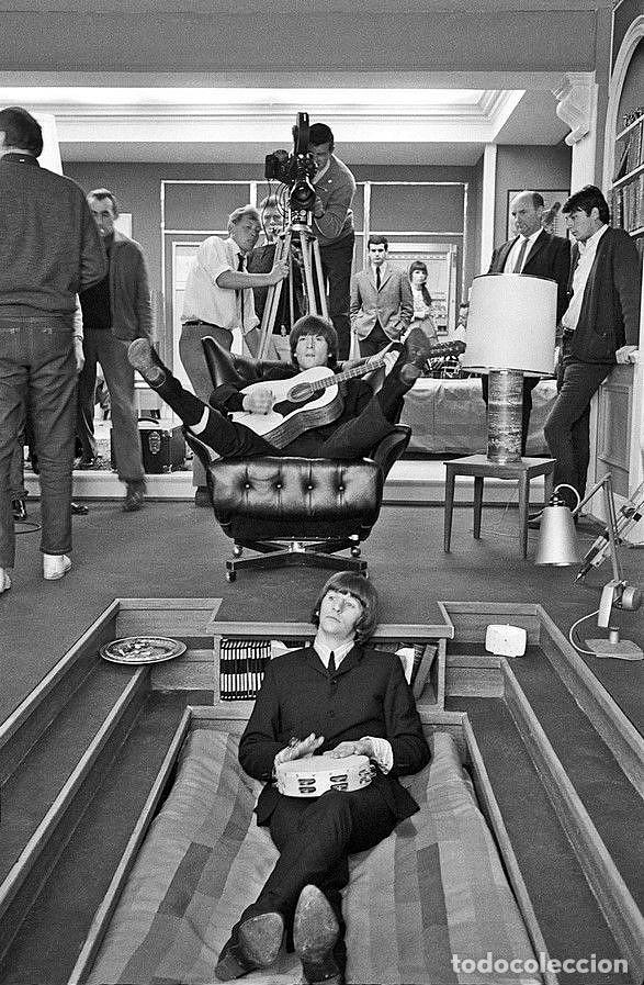 Fotos de cantantes: The Beatles : durante filmaci&oacute;n de Help! repro foto - para coleccionistas- vea muro BEATLE