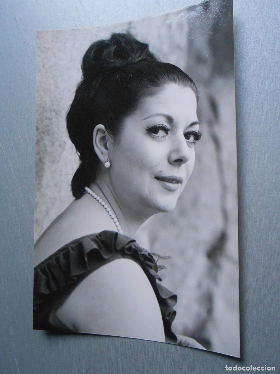 Photos de Chanteurs et Chanteuses: FOTO de - CARMEN JARA - de 12 x 18 cms.