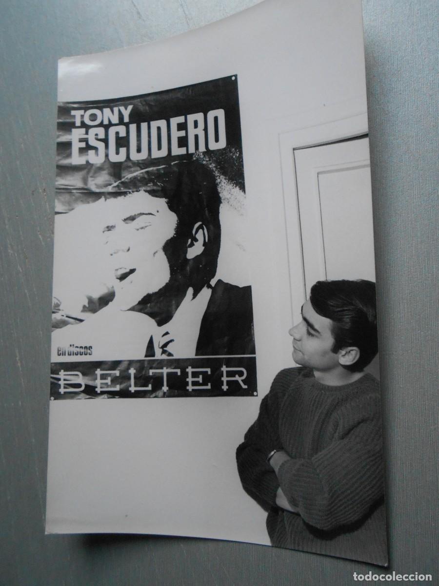 Fotos de cantantes: FOTO de - TONY ESCUDERO - de 12 x 18 cms.