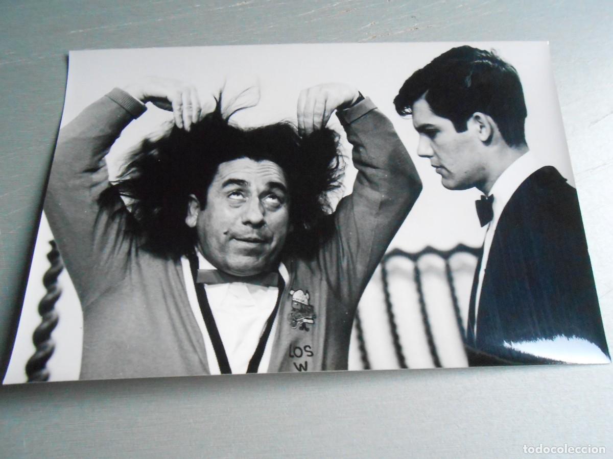 Fotos de Cantores: FOTO de - de la Pel&iacute;cula &rdquo;LA TIA DE CARLOS EN MINI FALDA&rdquo; 1 - de 18 x 12 cms.