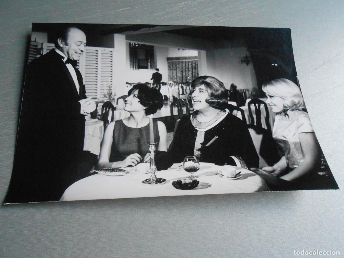 Fotos de Cantores: FOTO de - de la Pel&iacute;cula &rdquo;LA TIA DE CARLOS EN MINI FALDA&rdquo; 2 - de 18 x 12 cms.