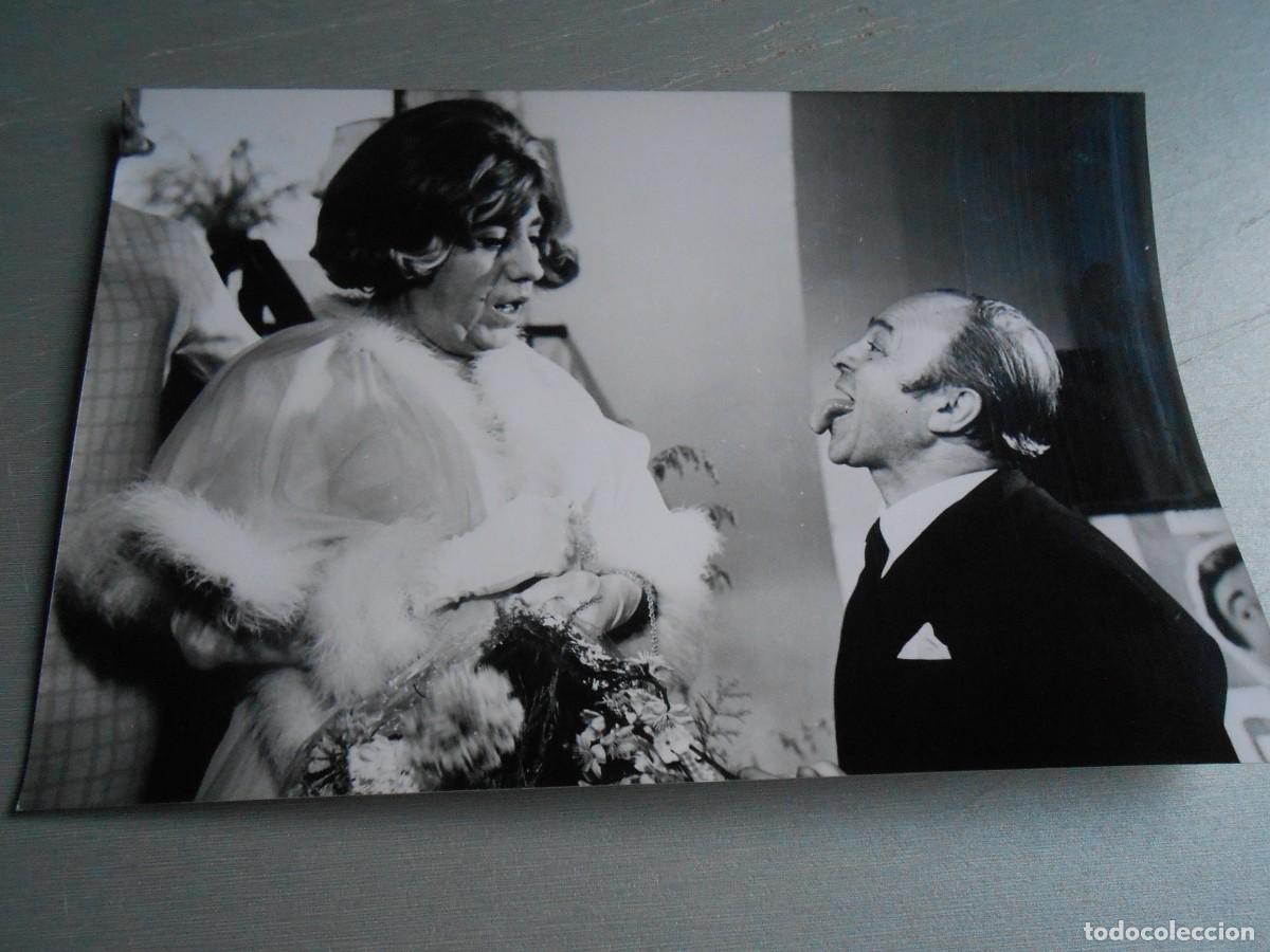 Fotos de Cantores: FOTO de - de la Pel&iacute;cula &rdquo;LA TIA DE CARLOS EN MINI FALDA&rdquo; 3 - de 18 x 12 cms.