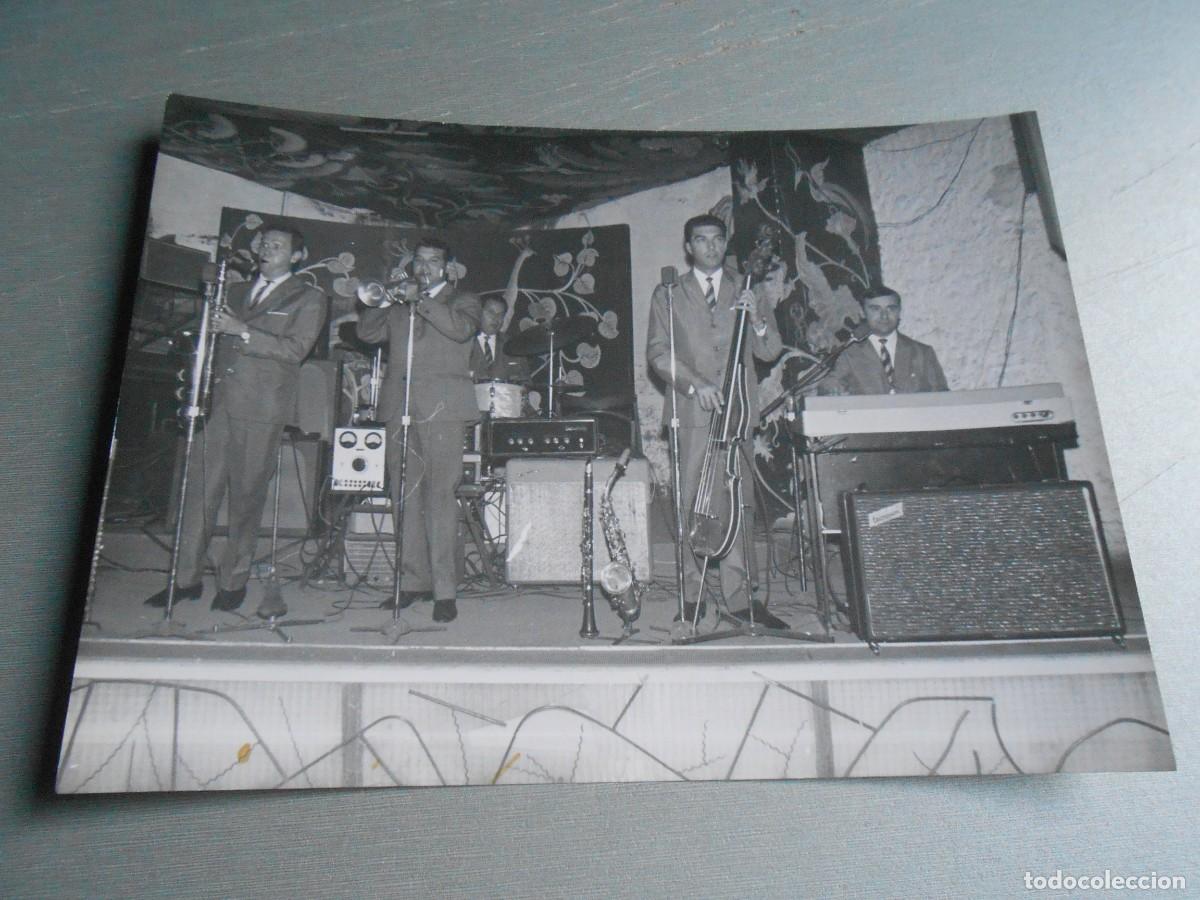 Fotos de Cantores: FOTO de - RUDY VENTURA y su Conjunto - de 18 x 13 cms.