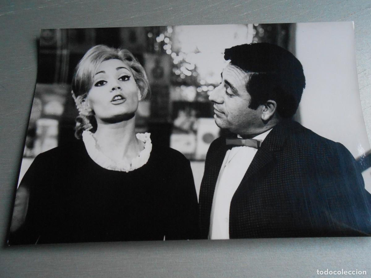 Photos de Chanteurs et Chanteuses: FOTO de - de la Pel&iacute;cula &rdquo;LA TIA DE CARLOS EN MINI FALDA&rdquo; 4 - de 18 x 12 cms.