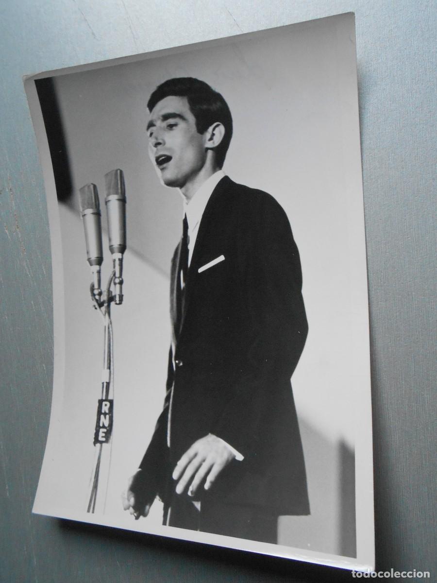 Photos de Chanteurs et Chanteuses: FOTO de - LUIS OLIVARES - de 13 x 18 cms.