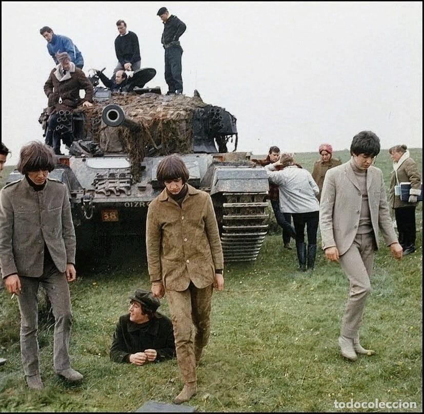 Fotos de cantantes: The Beatles: en su film de Lester 1965 Help! toma fotogr&aacute;fica en descanso de filmaci&oacute;n- Salisbury Pa