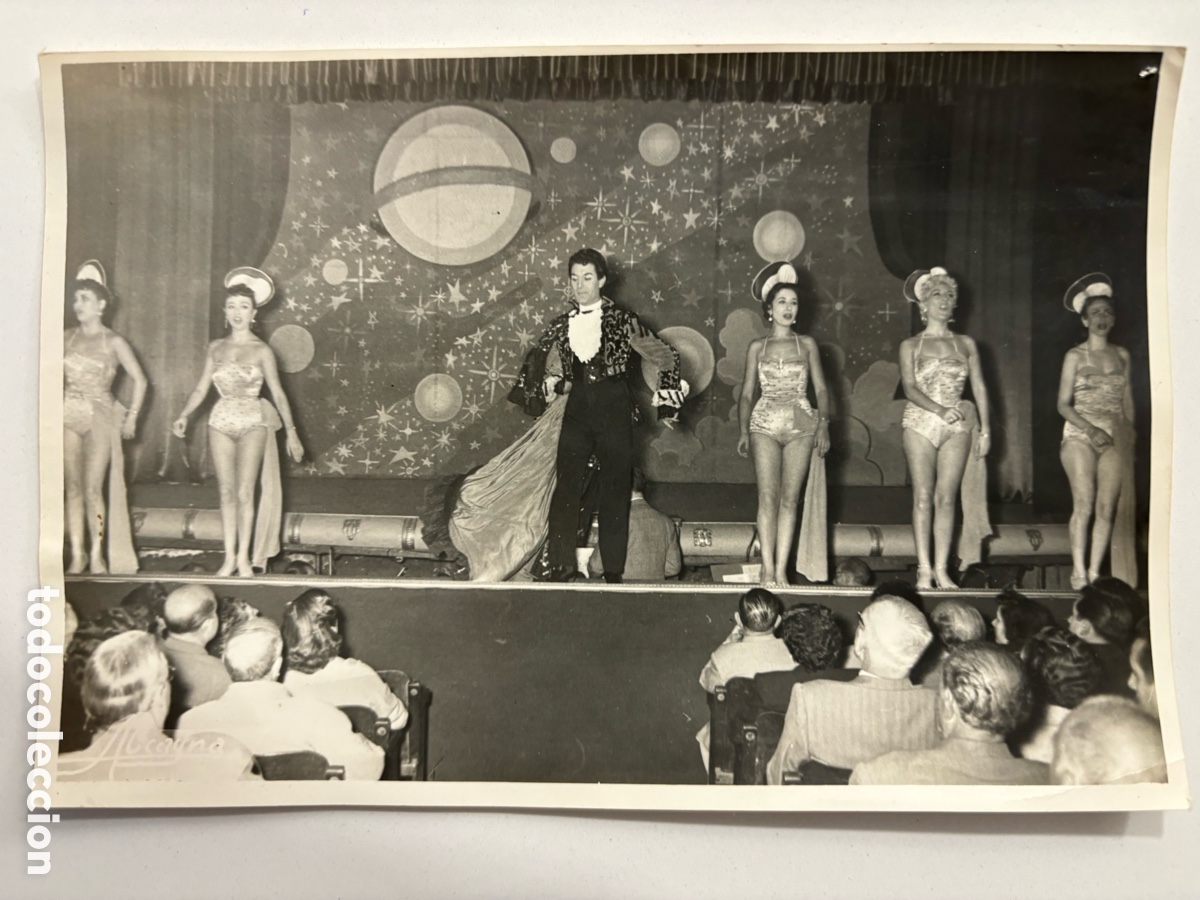 Fotos de cantantes: Foto original de Escamillo con vedettes en el escenario de un teatro L