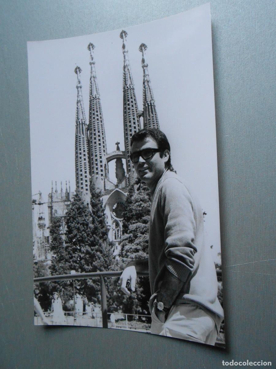 Photos of Singers: FOTO de - MICHEL en &rdquo;LA SAGRADA FAMILIA&rdquo; de Barcelona - de 11,5 x 18 cms.