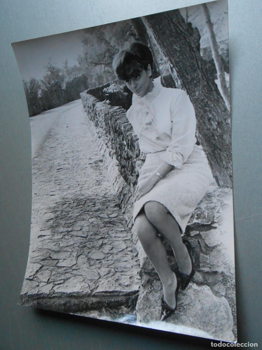 Foto di Cantanti: FOTO de - MARIA DOLORES - de 18 x 24 cms.