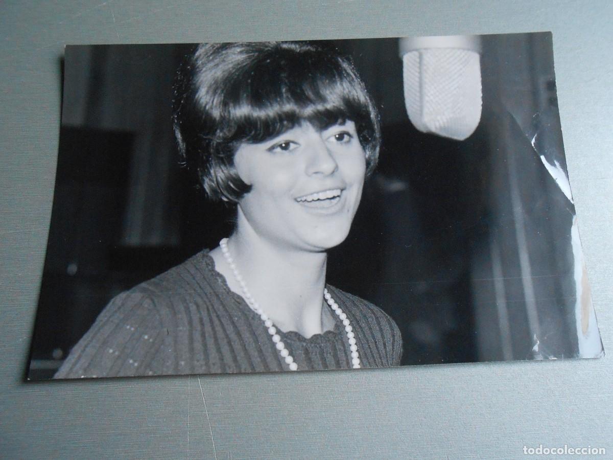 Photos de Chanteurs et Chanteuses: FOTO de - MARIA DOLORES - de 18 x 12 cms.