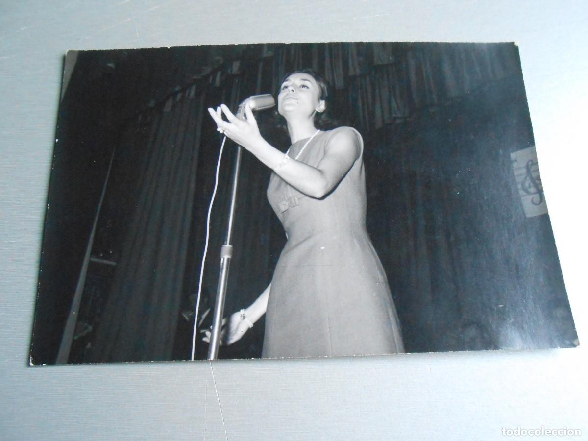 Fotos de cantantes: FOTO de - MARIA DOLORES actuando en los micr&oacute;fonos de &rdquo;PENTAGRAMA&rdquo; - de 18 x 12 cms.