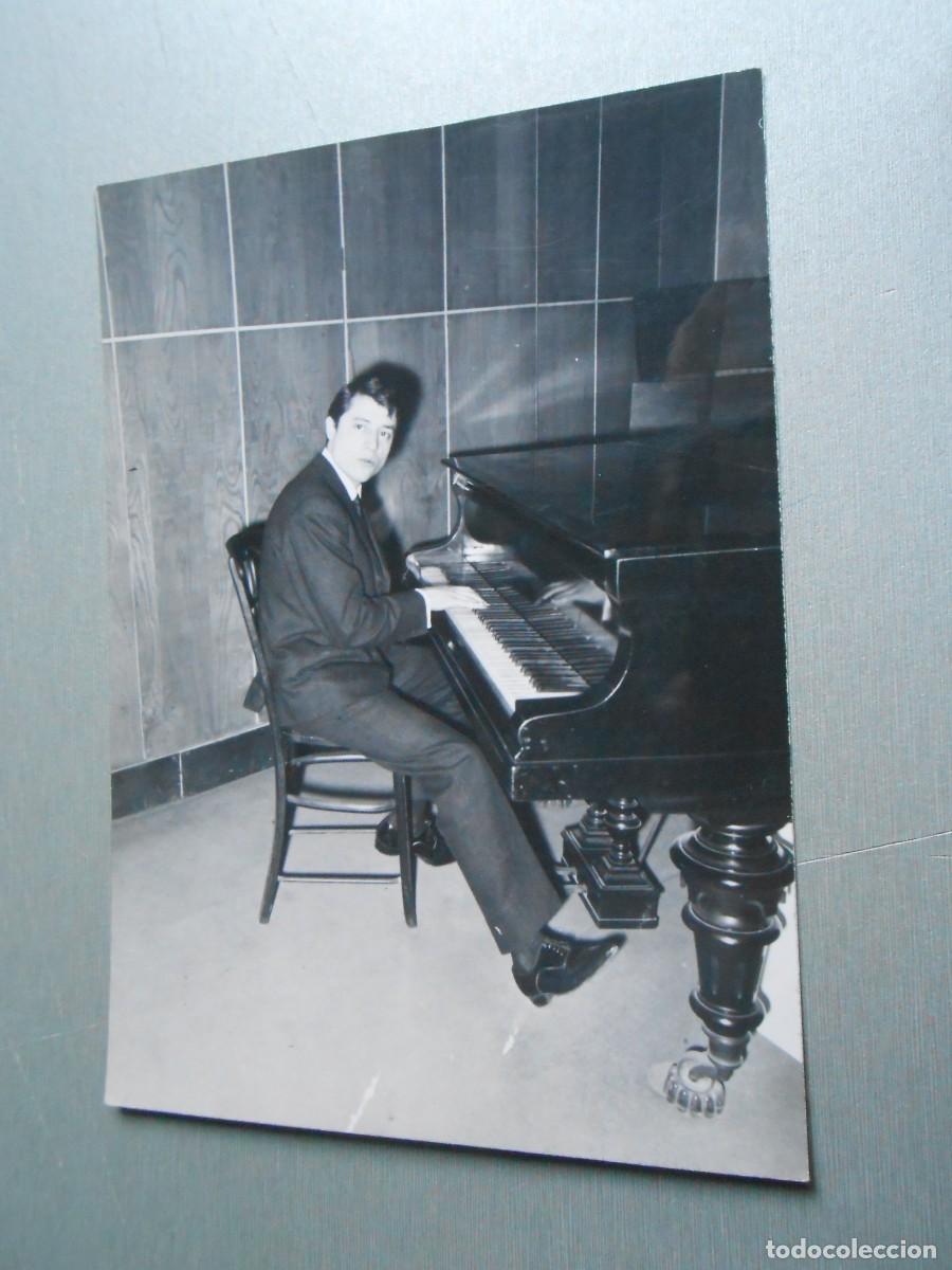 Fotos de cantantes: FOTO de - TITO MORA - de 10,5 x 15 cms.