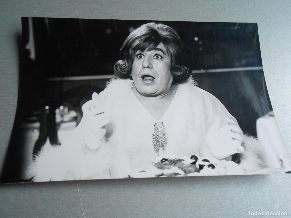 Fotos de cantantes: FOTO de - de la Pel&iacute;cula &rdquo;LA TIA DE CARLOS EN MINI FALDA&rdquo; 5 - de 18 x 11,5 cms.