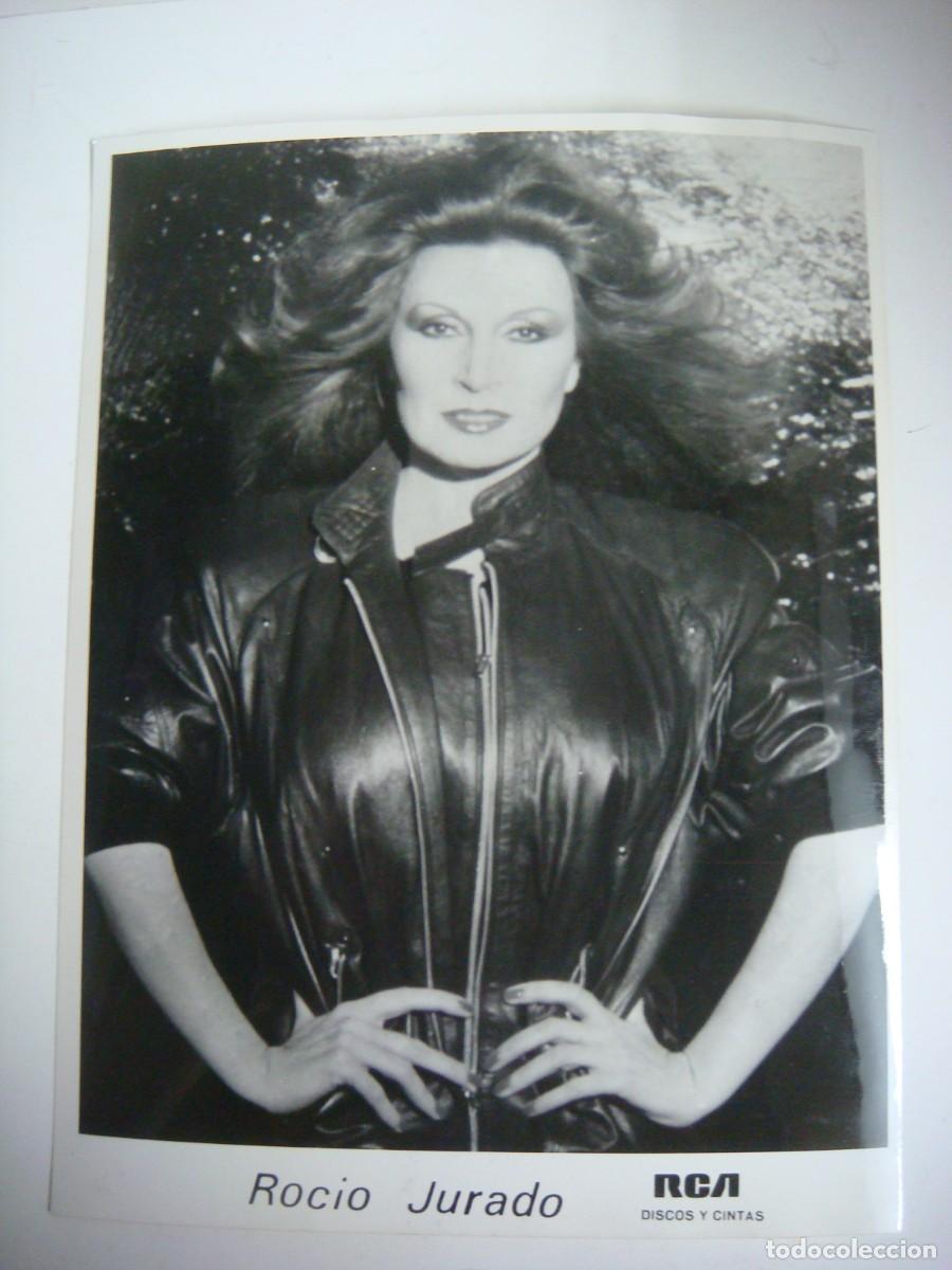Foto di Cantanti: FOTO DE LA CANTANTE ROCIO JURADO-RCA DISCOS Y CINTAS LA MEDIDA ES DE ALTO 24 Y DE ANCHO 18 CM
