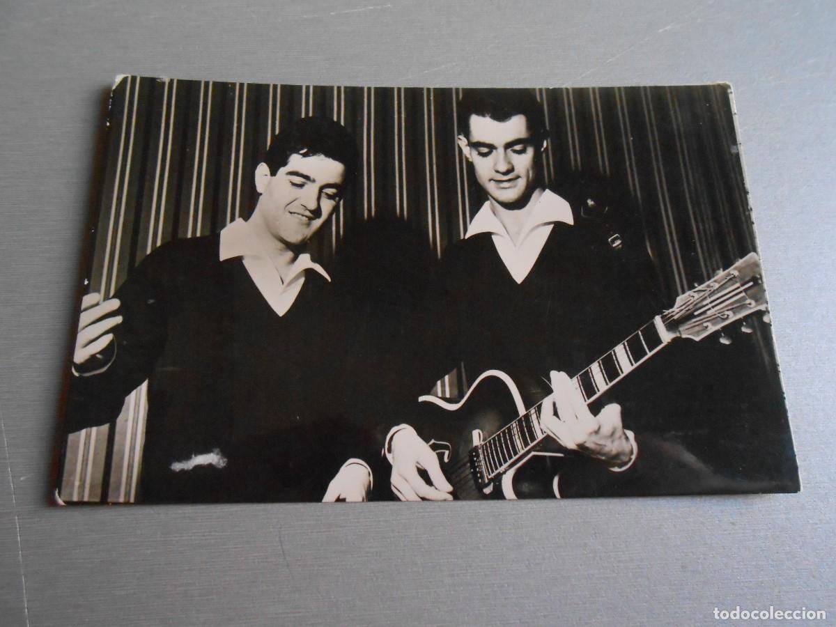 Fotos de cantantes: FOTO de - DUO DINAMICO - de 14 x 9 cms.