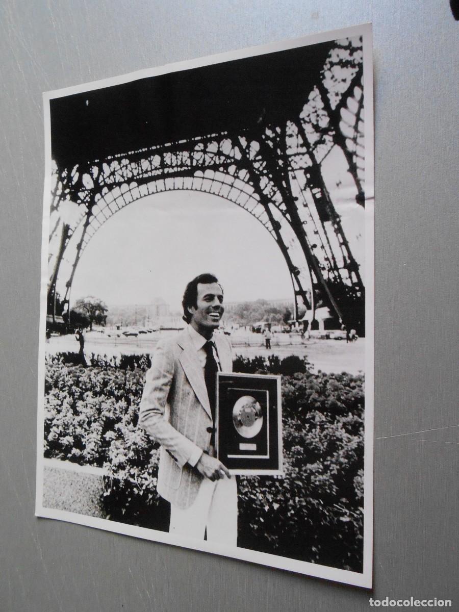 Fotos de cantantes: FOTO de - JULIO IGLESIAS - de 18 x 24 cms.