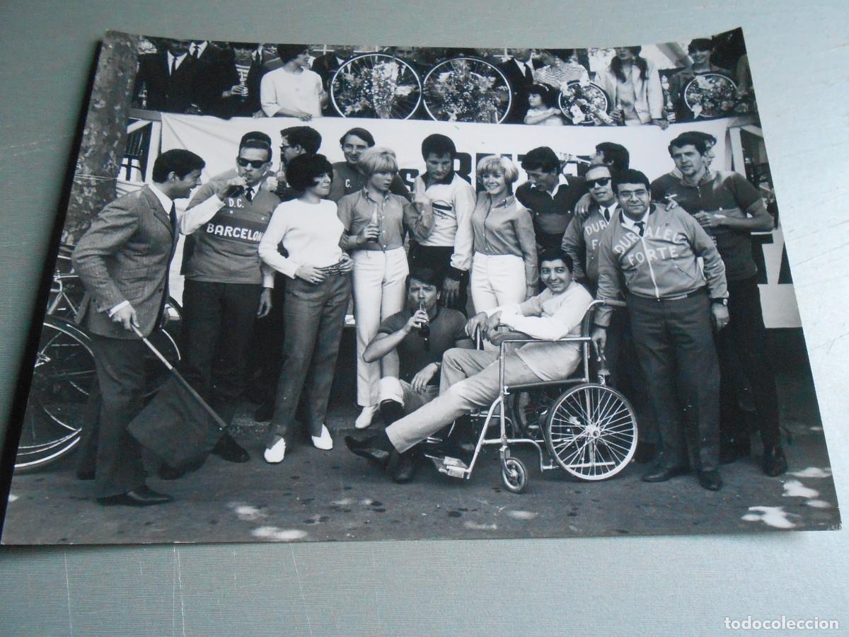 Fotos de cantantes: FOTO de - LOS 3 SUDAMERICANOS y mucha m&aacute;s gente - de 24 x 18 cms.