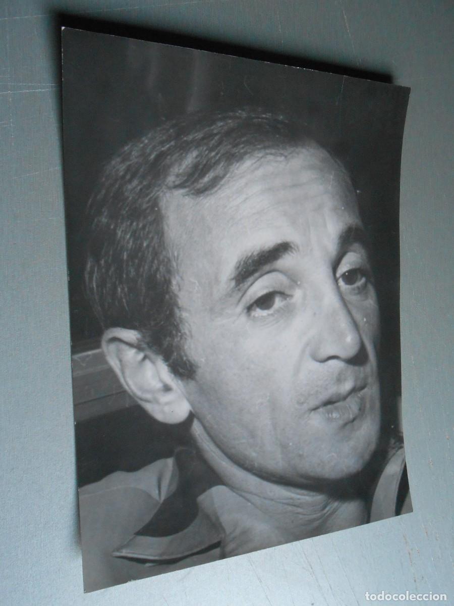 Fotos de cantantes: FOTO de - CHARLES AZNAVOUR - de 18 x 24 cms.