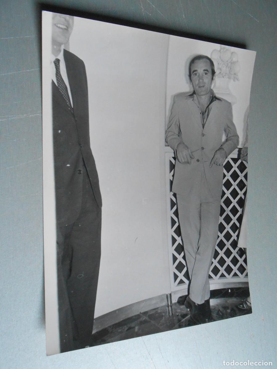 Fotos de cantantes: FOTO de - CHARLES AZNAVOUR - de 18 x 24 cms.