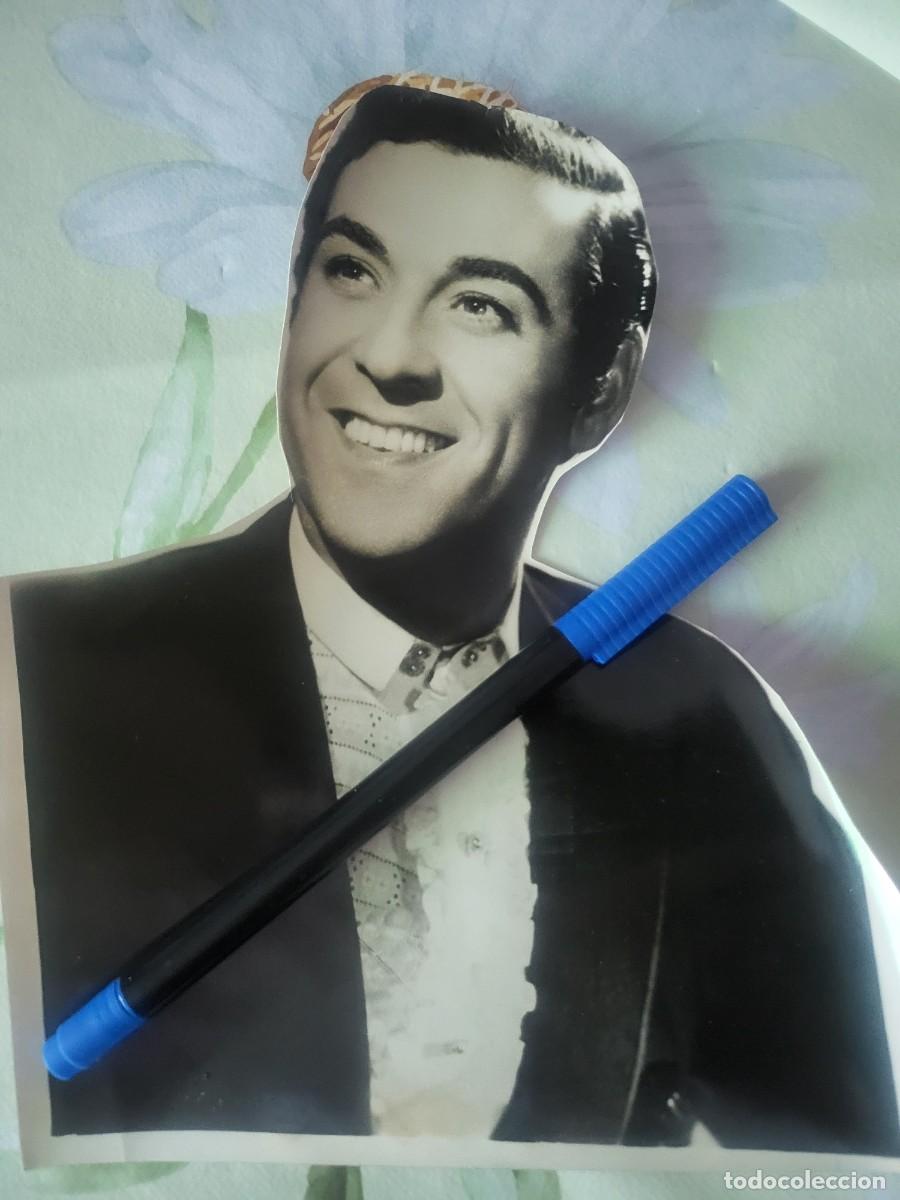 Fotos de cantantes: Luis Mariano fotograf&iacute;a original recortada de archivo de revista Argentina 18 &times; 22 ctms...