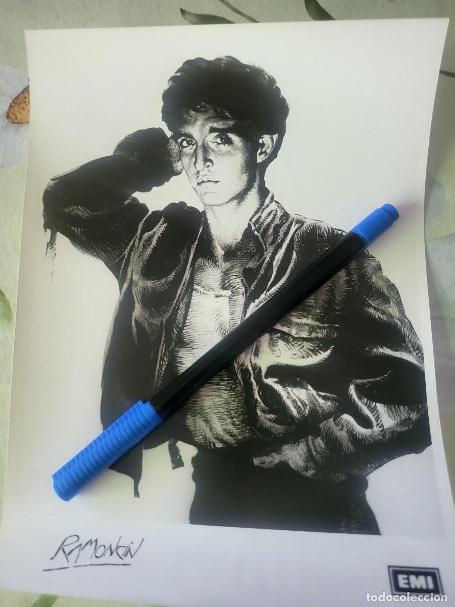 Fotos de cantantes: Ramoncin fotograf&iacute;a original promocional del sello Emi 18 &times; 24 ctms...