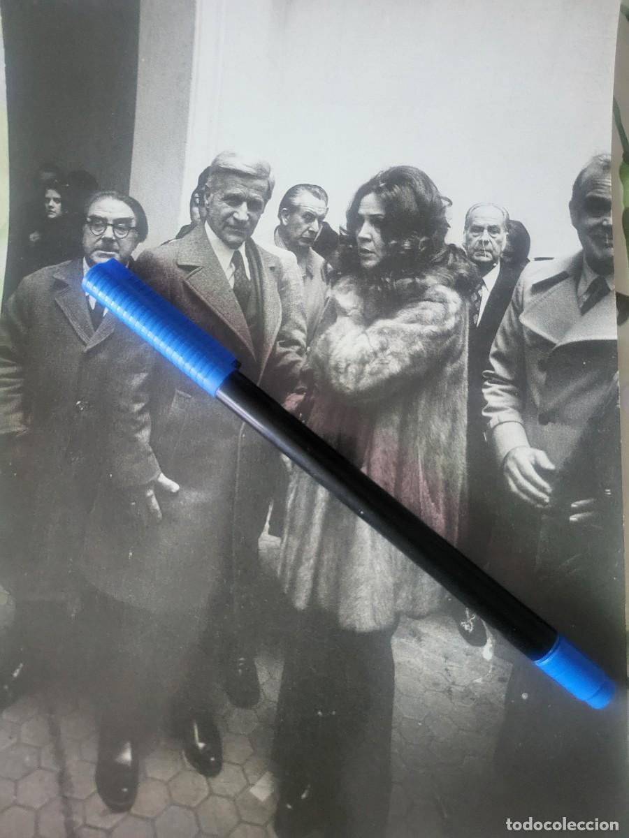 Fotos de cantantes: Sara Montiel con el Marques de Santo Floro fotograf&iacute;a 18 &times; 24 ctms...