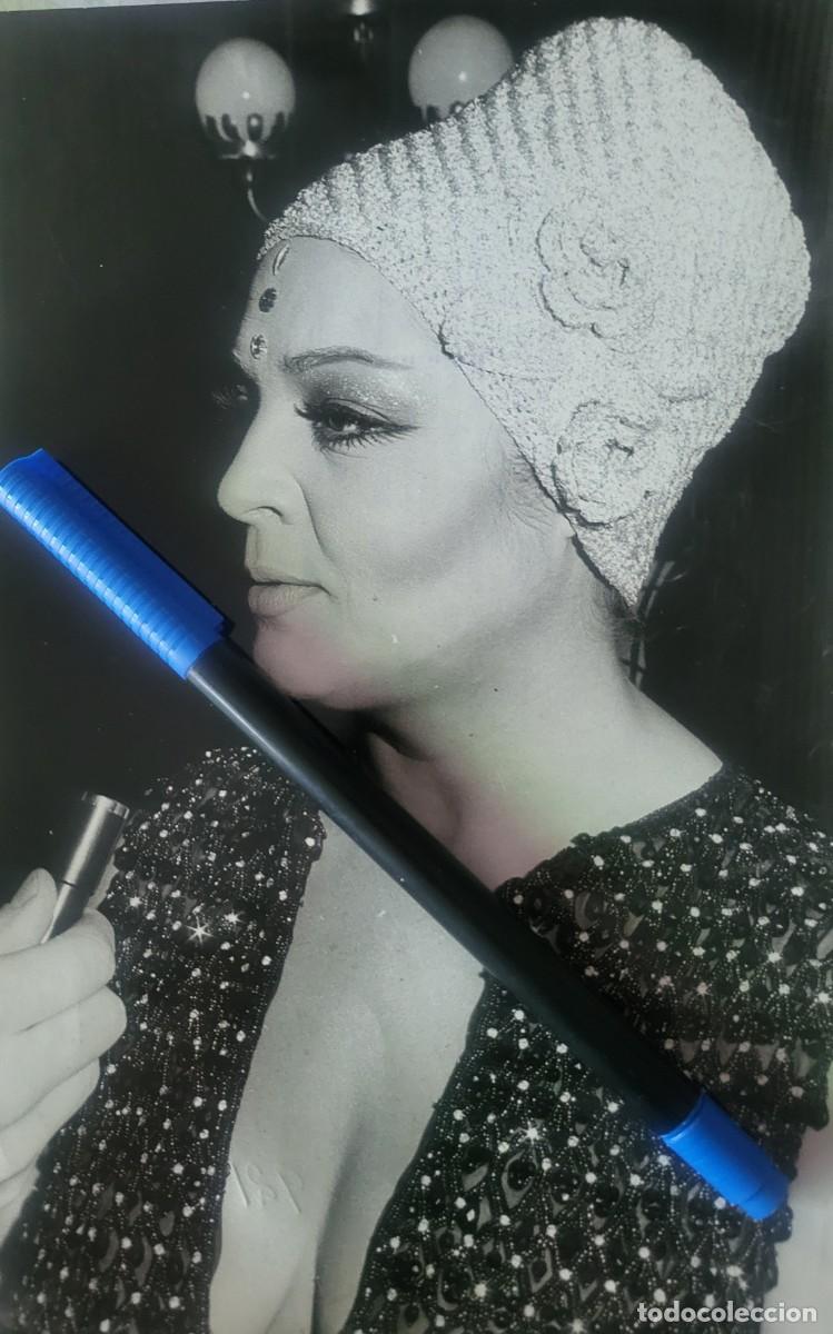 Fotos de cantantes: Sara Montiel fotograf&iacute;a de archivo de revista Espa&ntilde;ola 18 &times; 24 ctms...