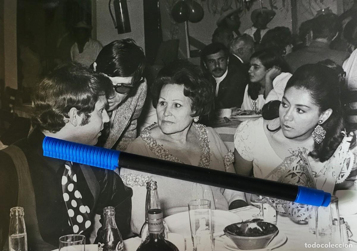 Fotos de cantantes: Raphael fotograf&iacute;a de archivo de revista Argentina 18 &times; 24 ctms...a&ntilde;o 1970.