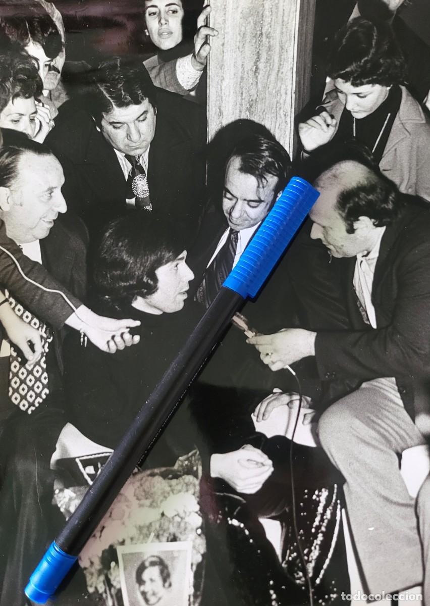 Fotos de cantantes: Raphael fotograf&iacute;a J. M. Martos de archivo de revista Argentina 18 &times; 24 ctms...