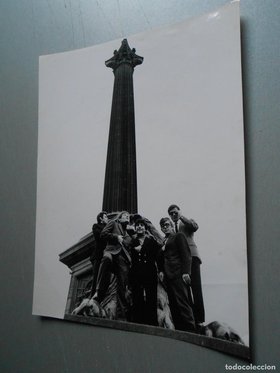 Fotos de cantantes: FOTO de - LOS BRAVOS en Trafalgar Square en Londres - de 19 x 25 cms.