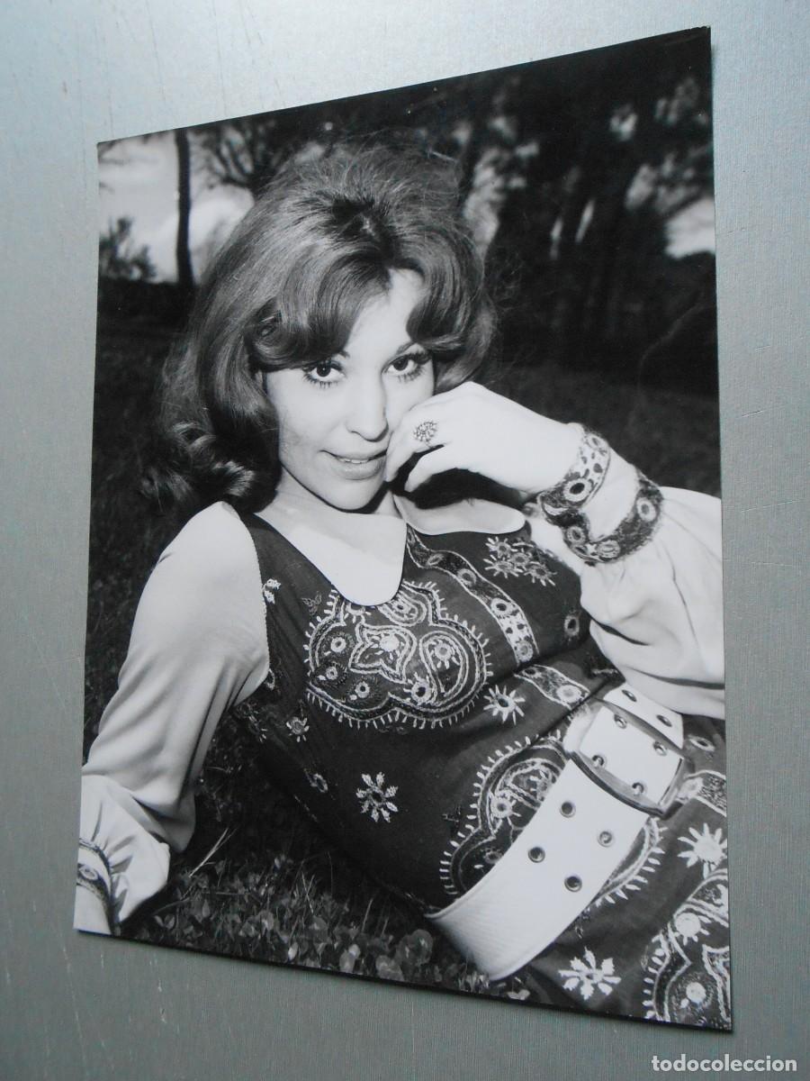 Fotos de cantantes: FOTO de - ROSALIA - de 18 x 24 cms.