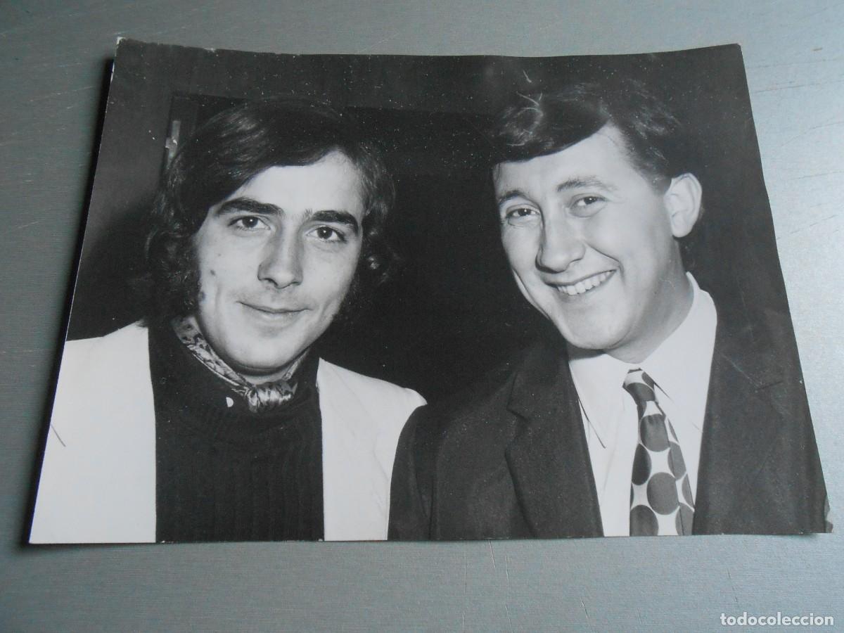 Fotos de cantantes: FOTO de - JOAN MANUEL SERRAT con LUIS AGUILE - de 24 x 18 cms.