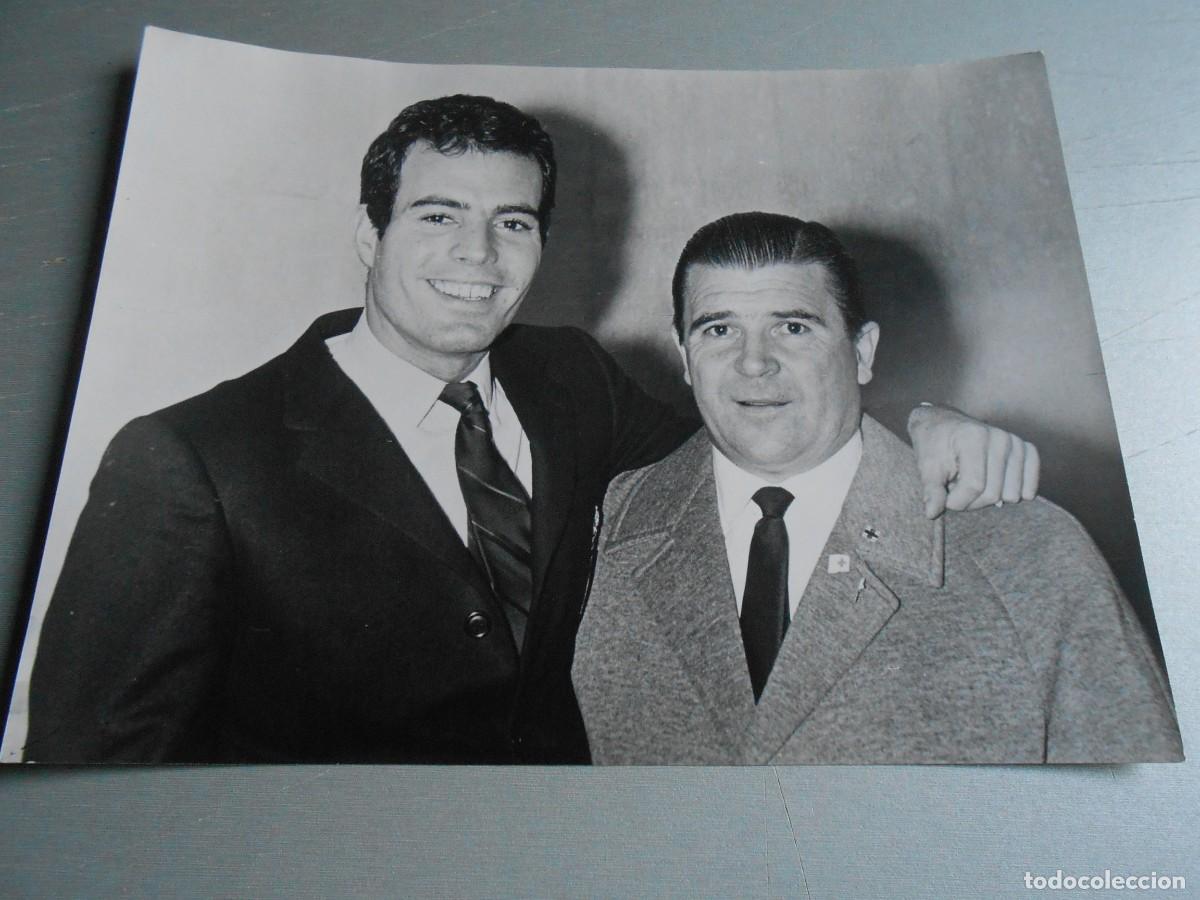 Fotos de cantantes: FOTO de - JULIO IGLESIAS y PUSKAS - de 24 x 18 cms.