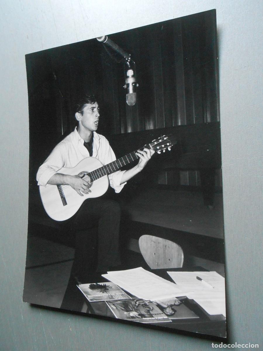 Fotos de cantantes: FOTO de - RAYMOND - de 18 x 24 cms.