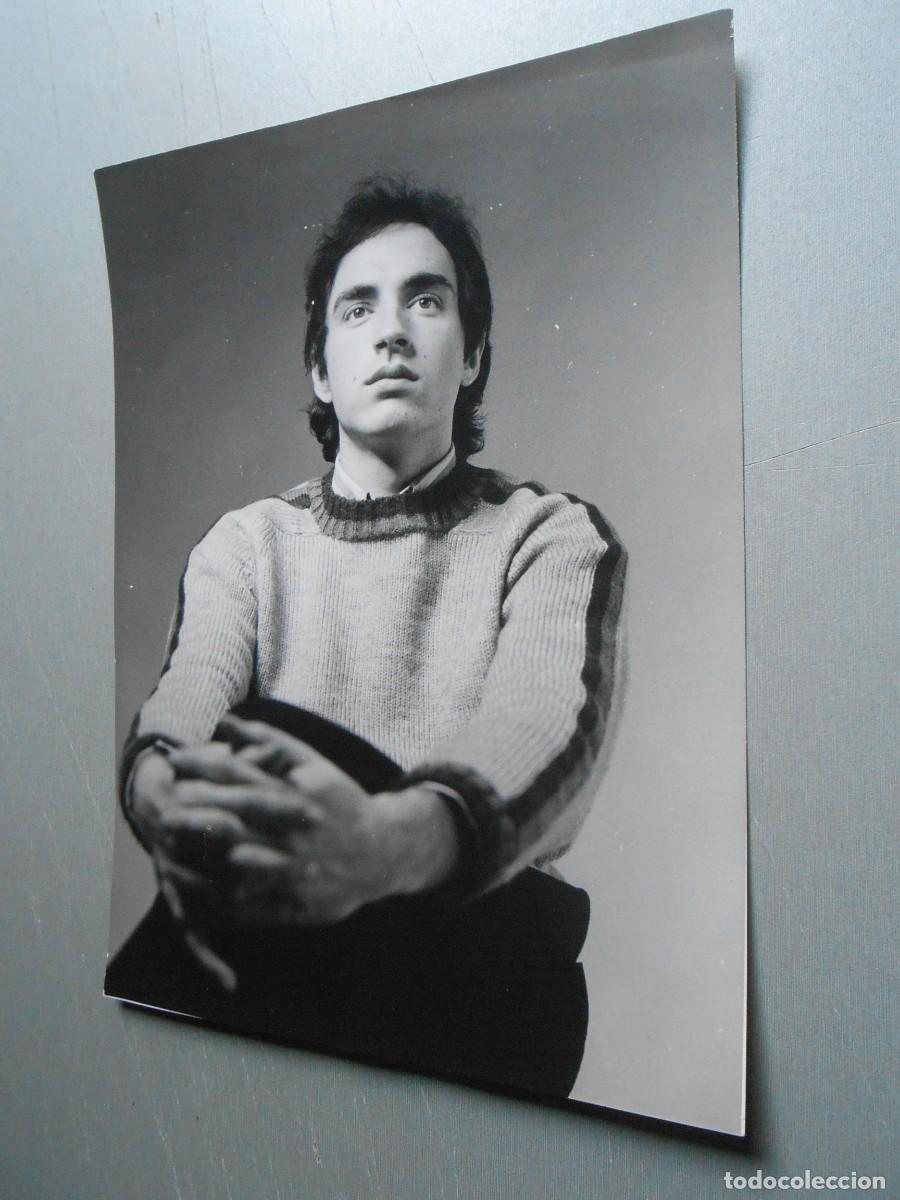 Fotos de cantantes: FOTO de - LLUIS LLACH - de 18 x 24 cms.