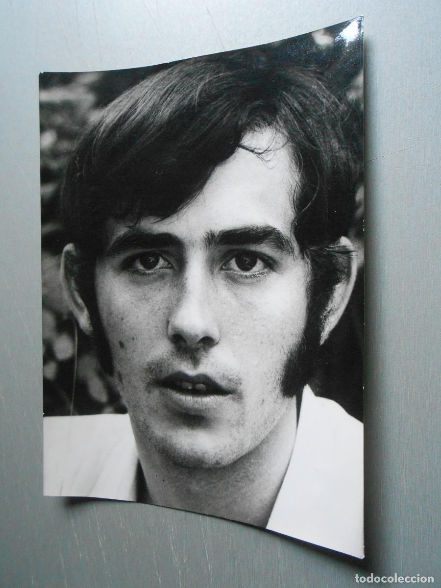 Fotos de cantantes: FOTO de - JOAN MANUEL SERRAT - de 18 x 24 cms.