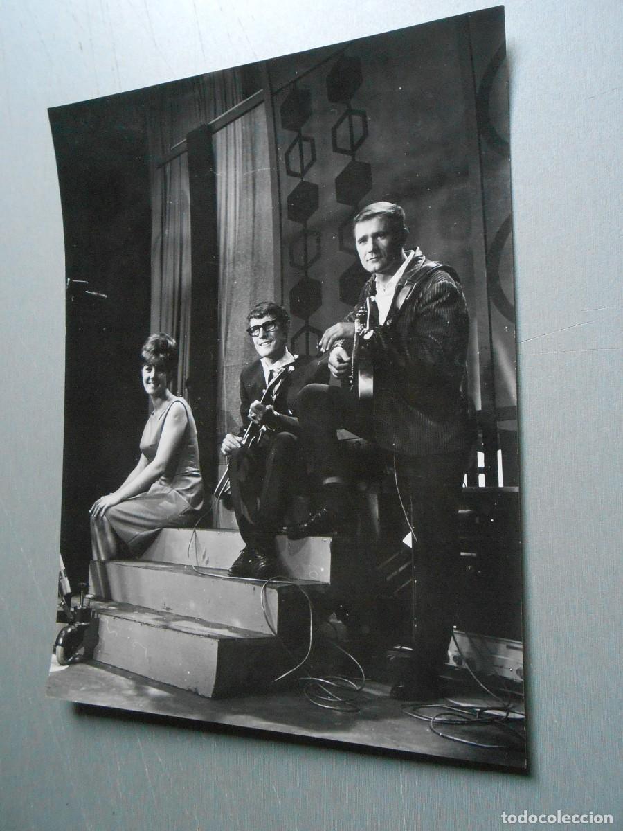 Fotos de cantantes: FOTO de - LOS T. N. T. - de 18 x 24 cms.