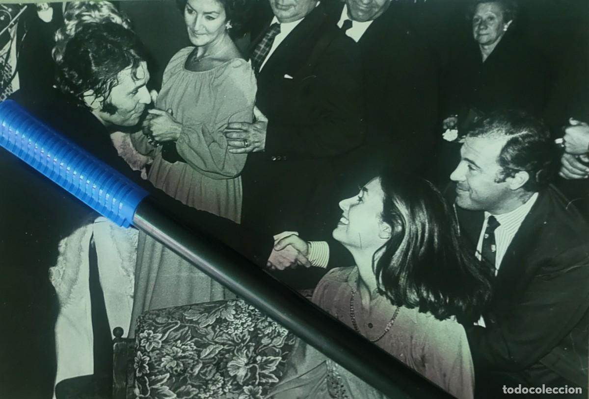 Fotos de cantantes: Raphael con los Duques de Cadiz fotograf&iacute;a de archivo de revista 13 &times; 18 ctms...