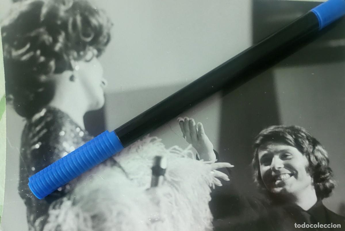 Fotos de cantantes: Raphael con Gina Lollobrigida fotograf&iacute;a de archivo de revista 13 &times; 18 ctms...