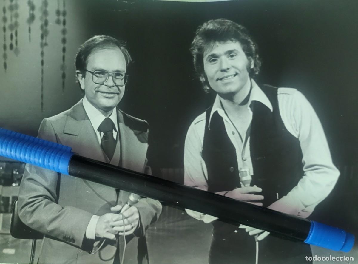 Fotos de cantantes: Raphael fotograf&iacute;a de archivo de revista 13 &times; 18 ctms...