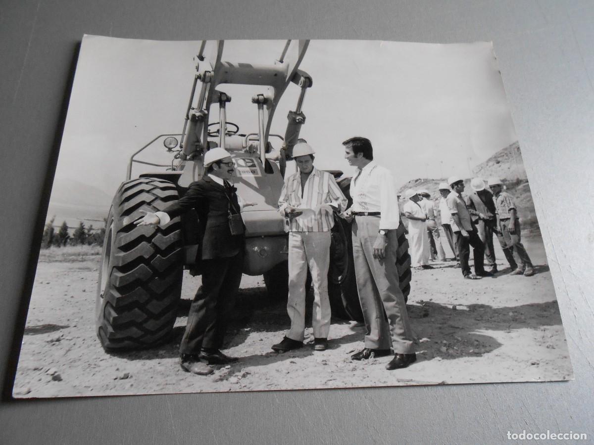 Fotos de cantantes: FOTO de - MANOLO ESCOBAR, JOS&Eacute; LUIS LOPEZ VAZQUEZ y MANOLO GOMEZ BUR - de 24 x 18 cms.