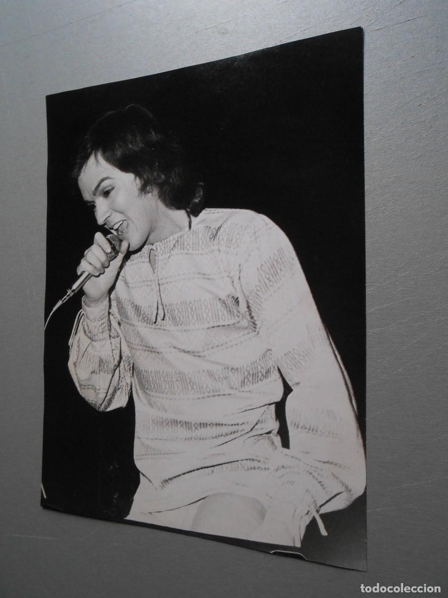 Fotos de cantantes: FOTO de - JUNIOR - de 18 x 24 cms.