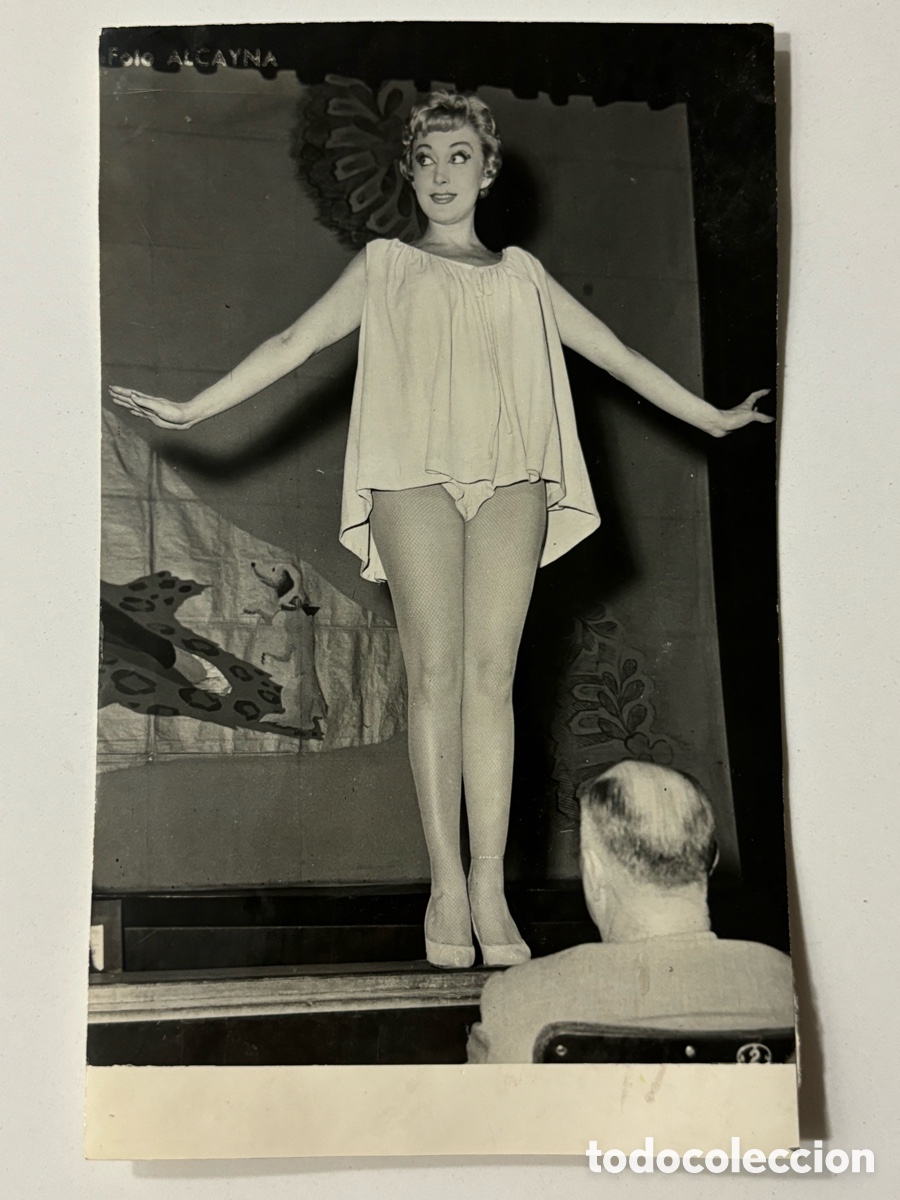 Fotos de cantantes: Foto original de la vedette Lill Larsson en el escenario de un teatro L