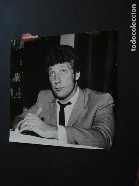 Fotos de cantantes: TOM JONES CANTANTE EN MADRID ANTIGUA FOTOGRAFIA ORIGINAL 16 X 16 CM