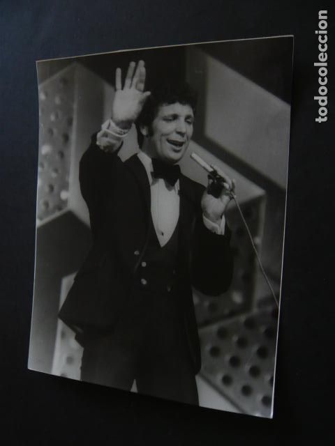 Photos of Singers: TOM JONES CANTANTE ANTIGUA FOTOGRAFIA ORIGINAL 17 X 22 CM