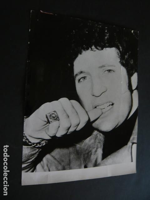 Fotos de cantantes: TOM JONES CANTANTE ANTIGUA FOTOGRAFIA ORIGINAL 18 X 24 CM